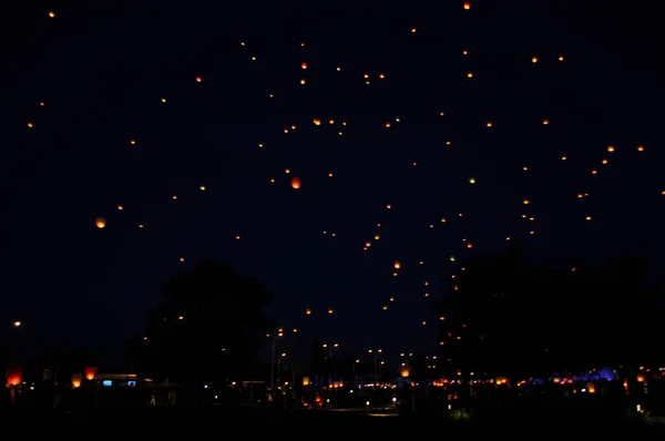 Voando Lanternas Papel Noite Belo Fogo Muito Imagens De Bancos De Imagens