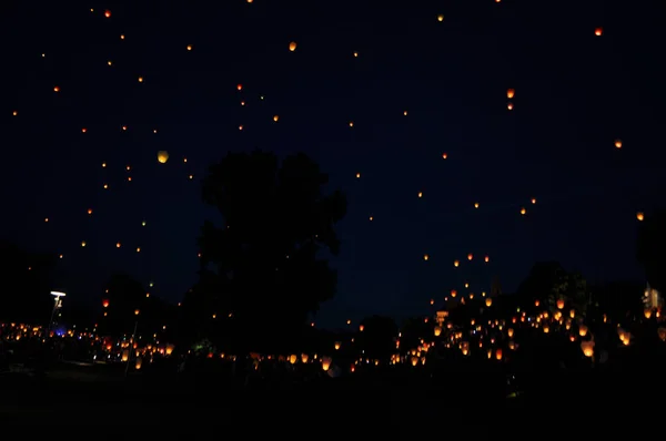 飞纸灯笼在夜晚美丽的火了很多 图库照片