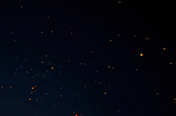 Voando Lanternas Papel Noite Belo Fogo Muito Imagens De Bancos De Imagens