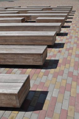 Kamu parkında sıra sıra modern ahşap bank