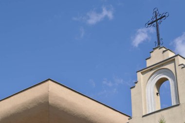 Çapraz modern mimari sarı binalı kilise kulesi.