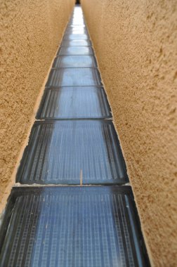 Alttaki cam pencereli sarı duvar. Modern bina.