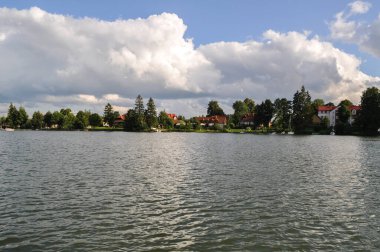 Limana demirlemiş yelkenliler Polonya 'daki Masuria' da yelkenli direği.