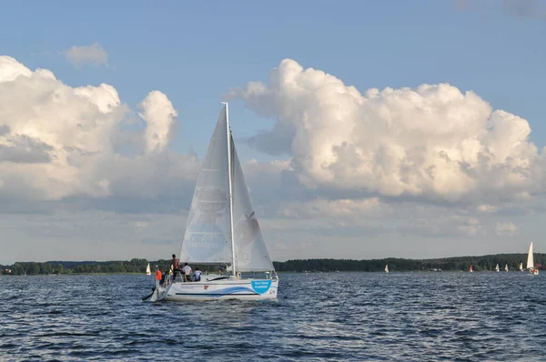 Segelbåt Båt Flyter Sjön Och Blå Himmel Segel — Stockfoto