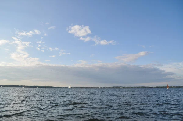 Barco Vela Flutua Lago Vela Céu Azul — Fotografia de Stock