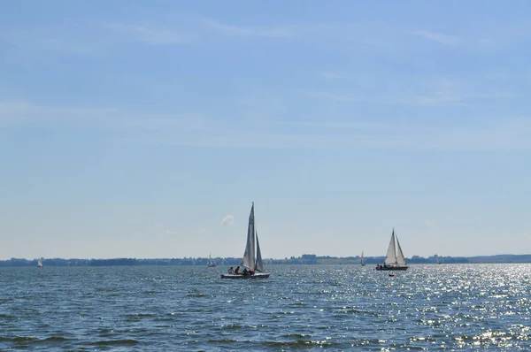 Barco Vela Flutua Lago Vela Céu Azul — Fotografia de Stock