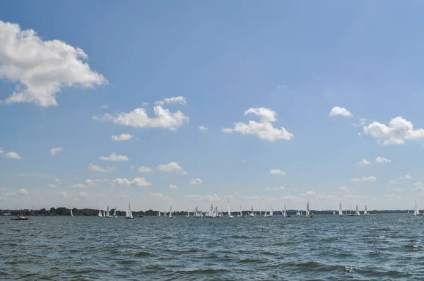 Barco Vela Flutua Lago Vela Céu Azul — Fotografia de Stock