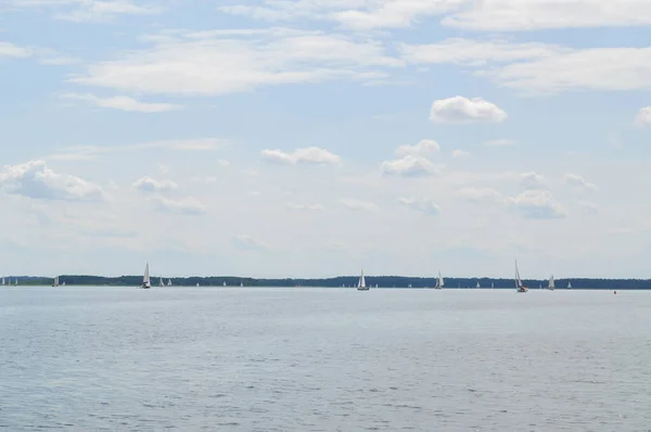 Voilier Flottant Sur Lac Ciel Bleu Voile — Photo