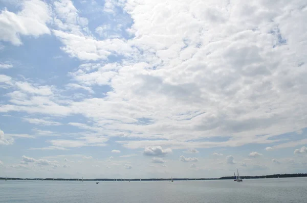 Barco Vela Flutua Lago Vela Céu Azul — Fotografia de Stock