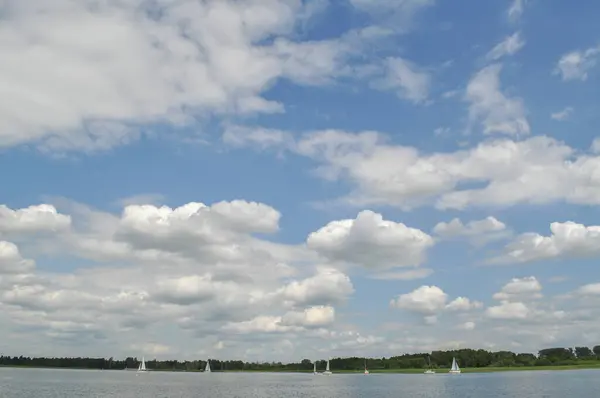 Barca Vela Galleggia Sul Lago Cielo Blu Vela — Foto Stock