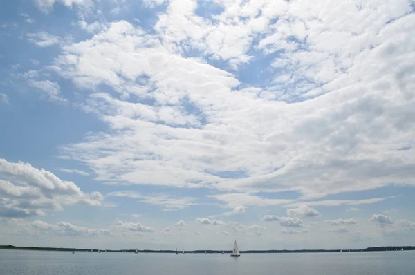 Barco Vela Flutua Lago Vela Céu Azul — Fotografia de Stock