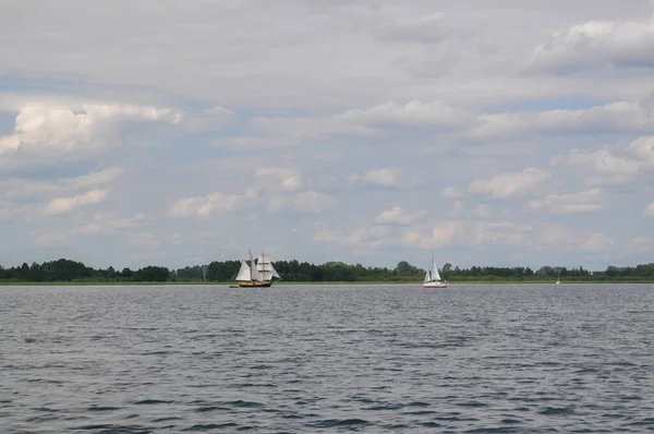 Segelboot Schwimmt Auf Dem See Und Blauer Himmel Segelt — Stockfoto