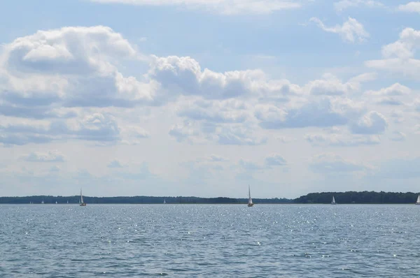 Voilier Flottant Sur Lac Ciel Bleu Voile — Photo