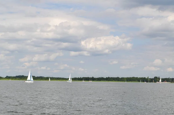 Segelboot Schwimmt Auf Dem See Und Blauer Himmel Segelt — Stockfoto