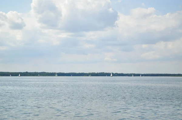 Voilier Flottant Sur Lac Ciel Bleu Voile — Photo