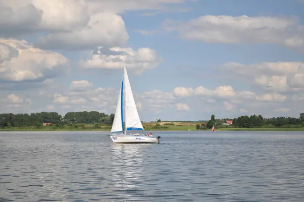 Barca Vela Galleggia Sul Lago Cielo Blu Vela — Foto Stock