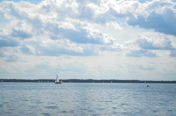 Barco Vela Flutua Lago Vela Céu Azul — Fotografia de Stock