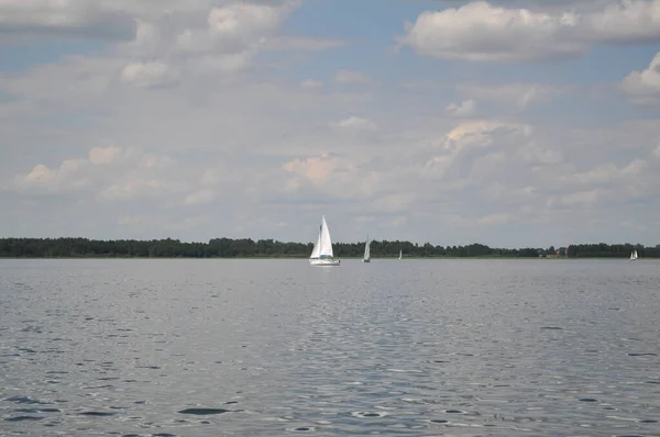 Voilier Flottant Sur Lac Ciel Bleu Voile — Photo