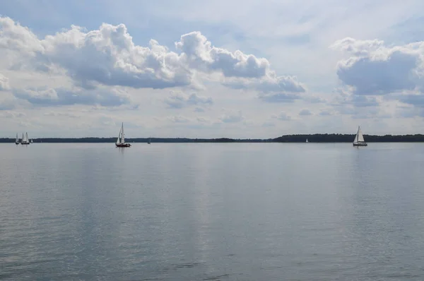 Voilier Flottant Sur Lac Ciel Bleu Voile — Photo