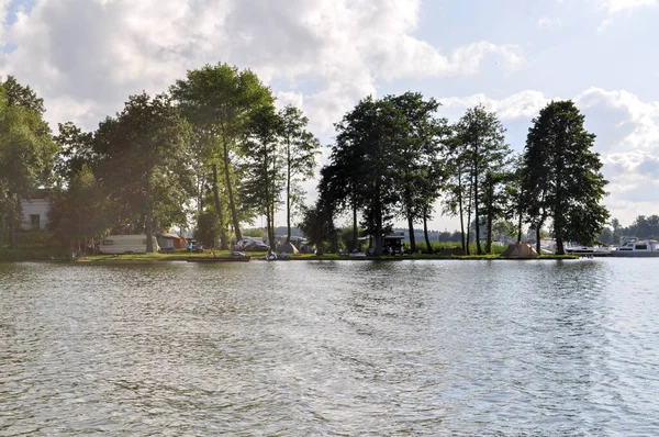 森林在湖面上 湖面上 在地平线上 绿树成荫 — 图库照片