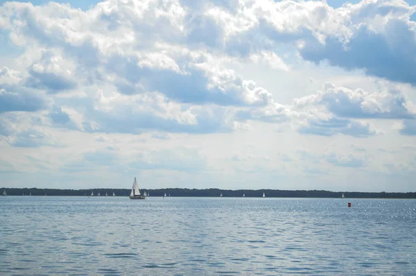 帆船漂浮在湖上 蓝天飘扬 免版税图库照片