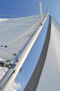 Göl kenarındaki bir yelkenliden denizcilik iplerine doğru yelken açacağız.