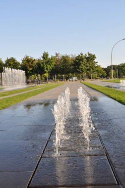 Berlin 'de güneşli bir günde birbiri ardına su fışkırtan fıskiyeler.