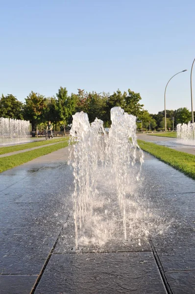 Wasserfontänen Hintereinander Einem Sonnigen Tag Berliner Wasserstrom — Stockfoto