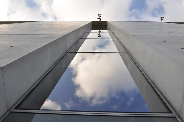 Een Grijze Muur Met Een Eigentijds Modern Gebouw Met Een — Stockfoto