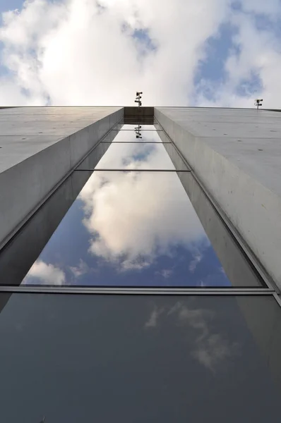 Una Pared Gris Con Una Ventana Vidrio Inferior Contemoporary Edificio —  Fotos de Stock