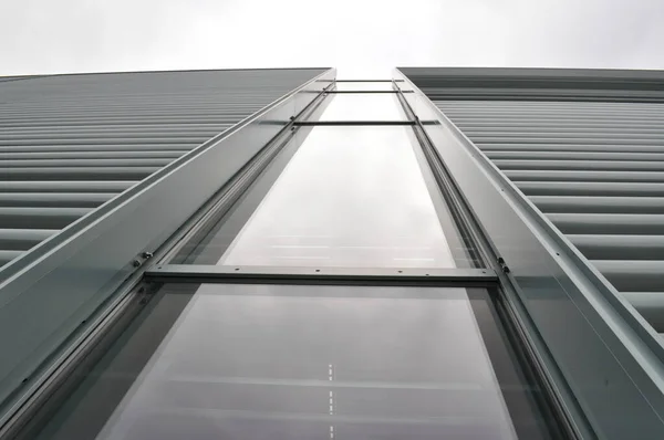 Сіра Стіна Нижнім Скляним Вікном Сучасна Будівля — стокове фото