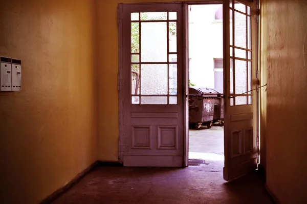 Μεγάλες Πόρτες Παράθυρα Κλιμακοστάσιο Μεζονέτες Διάδρομο Και Κάδους Απορριμμάτων Δοχεία — Φωτογραφία Αρχείου