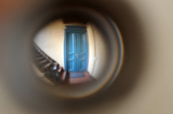 Vista Través Mirilla Puerta Azul Pasillo Escalera — Foto de Stock