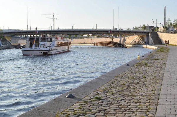 Flusskanal Mitten Der Stadt Ziegelufer Und Schiff — Stockfoto