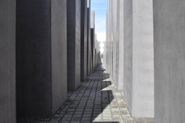 Berlin 'deki soykırım anıtı. Almanya' daki beton bloklar birkaç sıra halinde dizilmiş.
