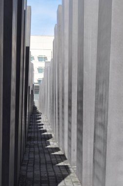 Berlin 'deki soykırım anıtı. Almanya' daki beton bloklar birkaç sıra halinde dizilmiş.