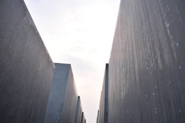Berlin 'deki soykırım anıtı. Almanya' daki beton bloklar birkaç sıra halinde dizilmiş.