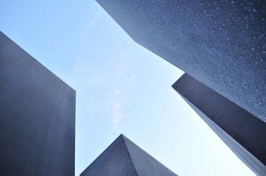 Berlin 'deki soykırım anıtı. Almanya' daki beton bloklar birkaç sıra halinde dizilmiş.