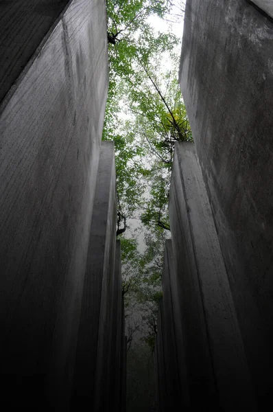 Beton Duvar Cephesi Dokusu Gri Cephe Yakın Yol Geçidi — Stok fotoğraf