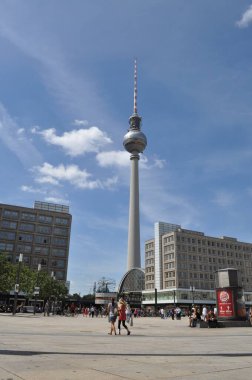 Berlin 'deki televizyon gözetleme kulesi Alexanderplatz Almanya mavi gökyüzü