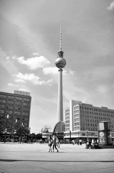 德国柏林黑白相间的观望电视塔 — 图库照片