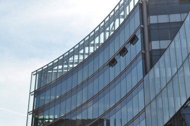 Ofis binasının cam cephesi cama yansıyor.