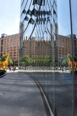 Ofis binasının cam cephesi cama yansıyor.