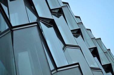 Ofis binasının cam cephesi cama yansıyor.