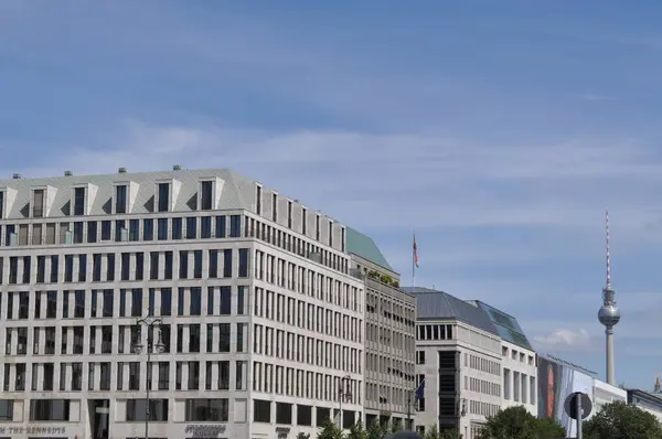Architektur Baut Mietshäuser Zentrum Des Berliner Fernsehturms Hintergrund Blauer Himmel — Stockfoto