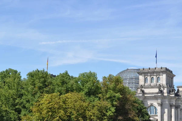 Державна Будівля Фасаду Декоративний Дах Над Зеленими Деревами Бундестаг Німеччина — стокове фото