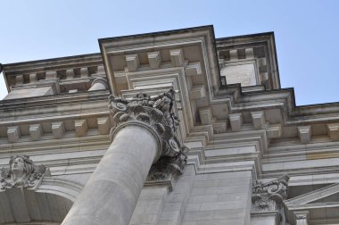 Korint sütunları ve pencereleri olan tarihi binanın ön cephesi