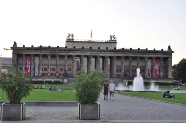 Berlin 'de uluslararası bayraklar inşa eden tarihi hükümetin ön duvarı