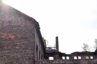 Eski bina harabesi, hasarlı tuğla duvar terk edilmiş