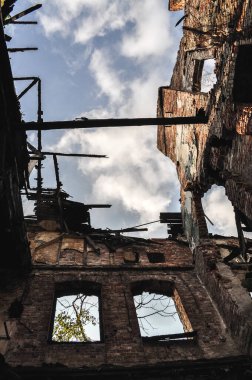 Eski binadaki hasarlı pencereler harabe, hasarlı tuğla duvar terk edilmiş